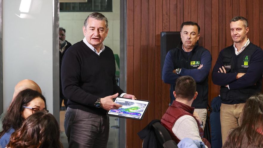 El consejero de Sanidad, Presidencia, y Emergencias de la Junta de Andalucía, Antonio Sanz, tras la reunión del comité asesor del Plan de Emergencias en la Sede de 112 Emergencias.