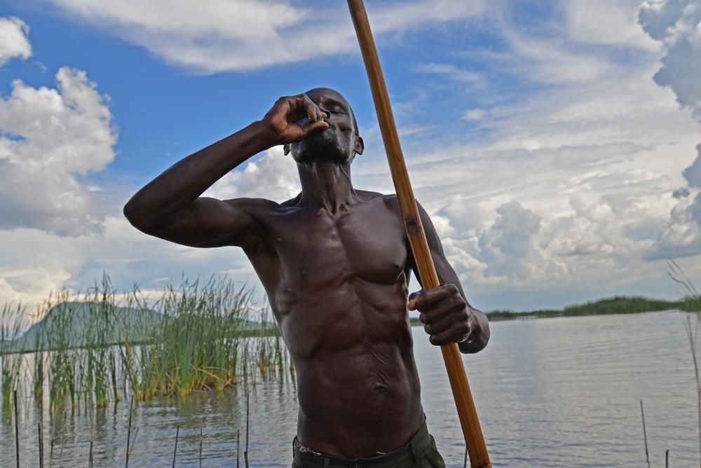 Durante las campañas de vacunación que MSF lleva a cabo en Malaui, algunos pescadores se acercan al barco de la organización y la vacunación se realiza directamente sobre el agua. El año pasado, Malaui sufrió las inundaciones más graves de las que se tiene memoria: casi 180 personas murieron y más de 200.000 tuvieron que dejar sus casas. Las clínicas móviles de MSF realizaron 40.000 consultas ambulatorias, distribuyeron artículos de primera necesidad a más de 13.000 hogares y suministraron tres millones de litros de agua potable. Con ello se contribuyó a contener una epidemia de cólera que se había declarado en el vecino Mozambique y se había extendido a Malaui. © Aurélie Baumel/MSF