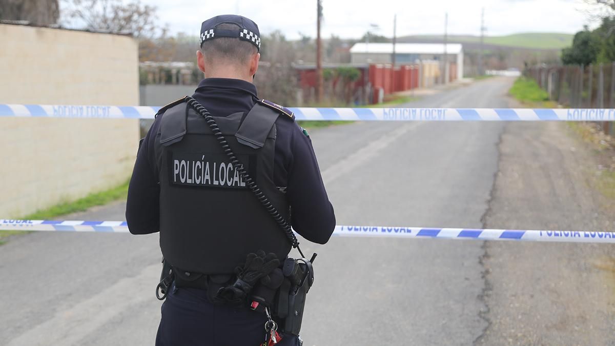 La policía iniciando el realojo de vecinos en las zonas afectadas por el temporal
