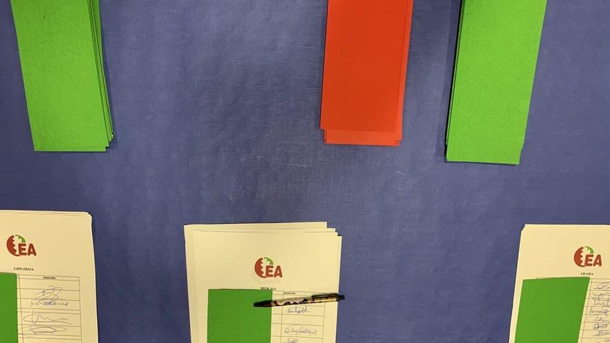 Papeletas y hojas de compromisarios críticos, con los logos del partido