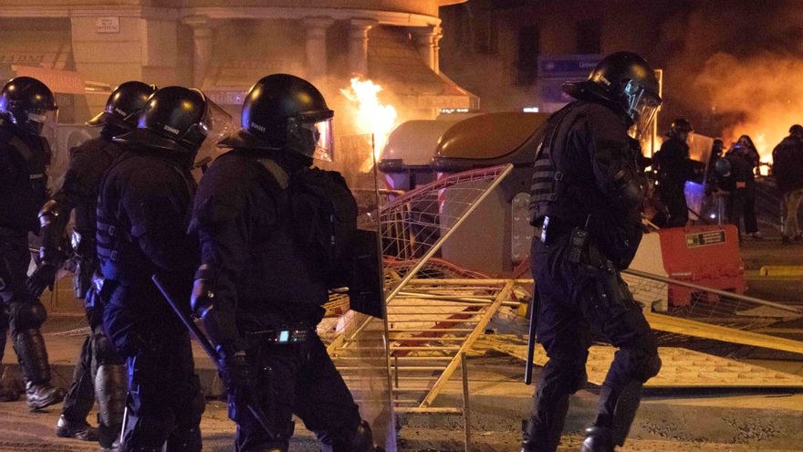 Los mandos de los Mossos apoyan a los antidisturbios mientras crece el malestar de los sindicatos por falta de apoyo político
