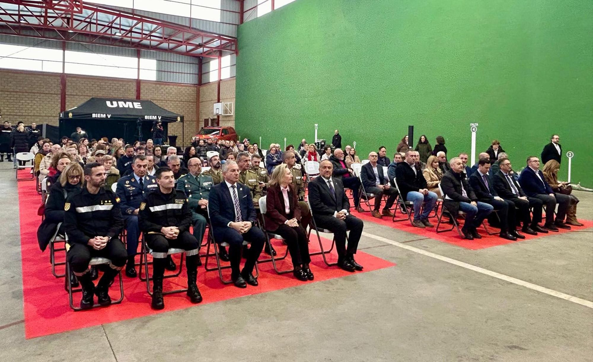 El público en el acto de homenaje a la UME por su labor en los incendios del verano 2025 en León.