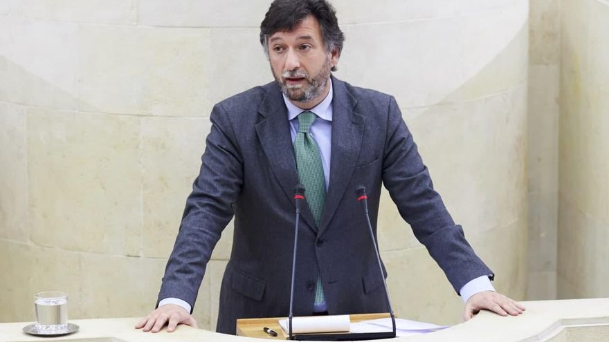 El Parlamento cántabro altera el orden del día de un Pleno por la "compatibilidad laboral" del portavoz de Vox que cobra dedicación exclusiva