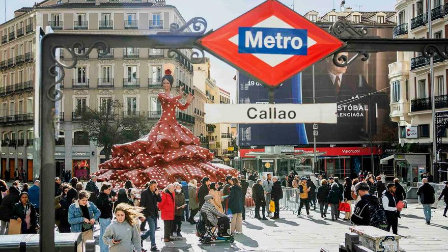 Las estampas locas que deja Fitur 2024 en Madrid: conciertos sorpresa, una flamenca gigante, drones y cumbia en el Metro