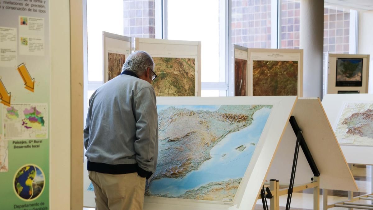 De los mapas en pizarra a los relieves en 3D: la Universidad de León realiza un recorrido por la evolución de la cartografía