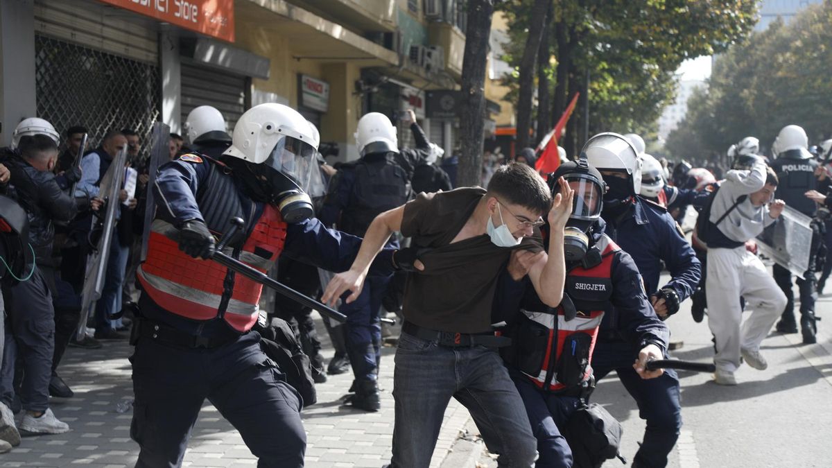 El primer ministro de Albania se aferra al poder pese a las protestas y disturbios en las calles de la capital