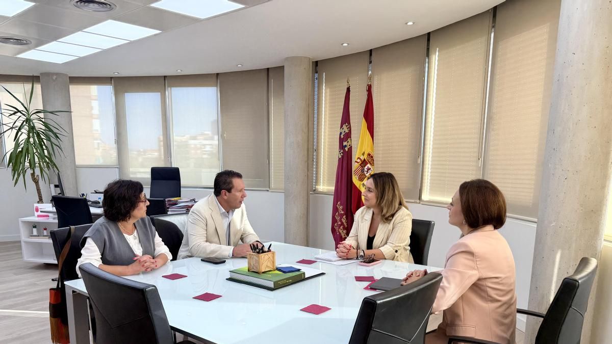Reunión con la consejera de Política Social, Familias e Igualdad, Conchita Ruiz, y la directora general de Servicios Sociales, María José de Maya García