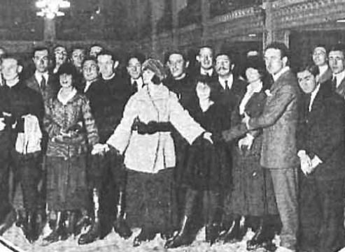 Miembros de la alta sociedad madrileña patinando en la pista.