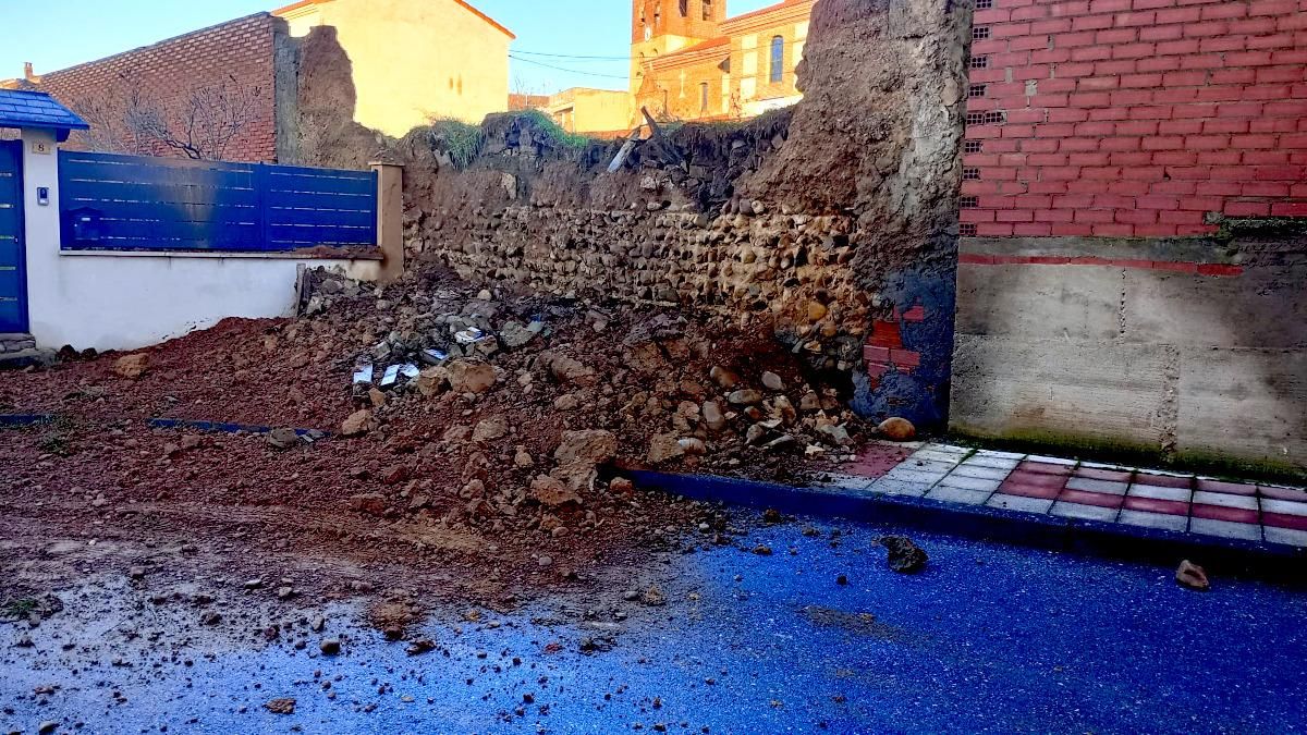 El muro desplomado en la calle Zorita de San Andrés del Rabanedo.