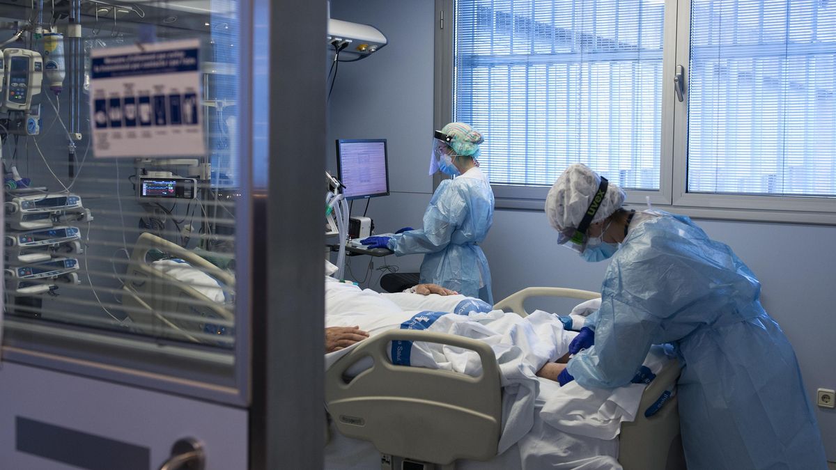 Archivo - Personal sanitario atendiendo a un paciente ingresado en la Unidad de Cuidados Intensivos (UCI) para enfermos de coronavirus