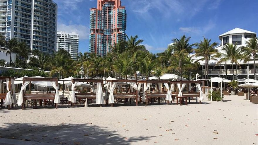 Vista del rincón de Nikki Beach totalmente vacío debido al coronavirus, en Miami Beach, Florida.