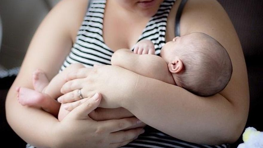 Dar o no la teta, incorporarse o no al trabajo: un estudio muestra que los juicios sobre las madres son la norma