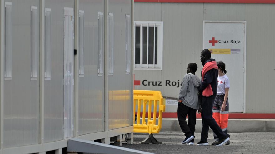 Llegan a Canarias dos embarcaciones precarias con 76 migrantes a bordo, entre ellos seis menores