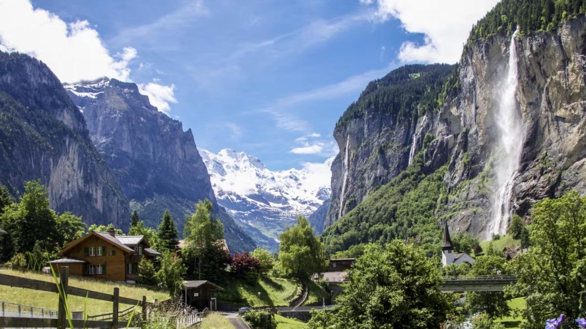 En cada momento uno siente estar en medio de un estrecho valle verde de innumerables cascadas y arroyos