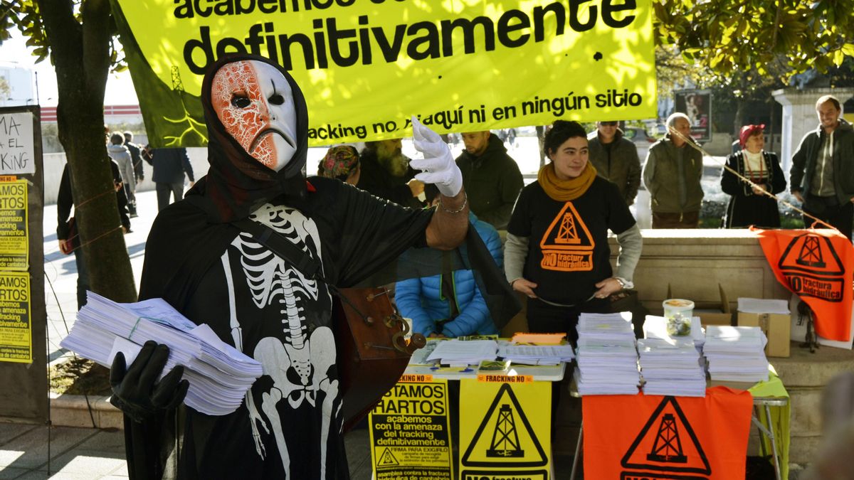El fracking, representado por la muerte en una de las movilizaciones de la Asamblea. | RUBÉN VIVAR