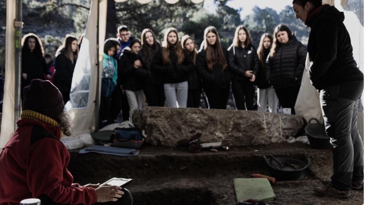 Estudiantes visitan las fosas de Víznar (Granada).
