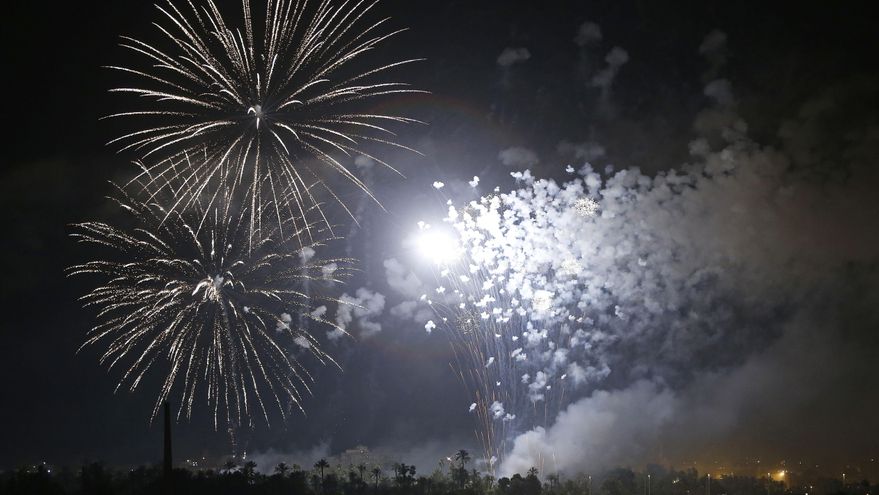 La 'Nit de l'Alba' ilumina el cielo de Elche.