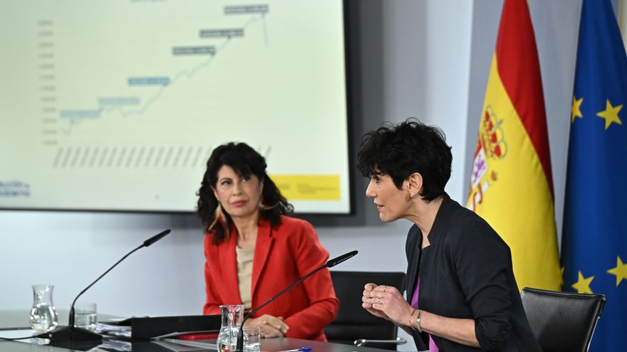 La ministra de Inclusión, Seguridad Social y Migraciones y portavoz del Gobierno, Elma Saiz (d) y la ministra de Igualdad, Ana Redondo, en rueda de prensa tras la reunión del Consejo de Ministros, este martes en el Palacio de la Moncloa, en Madrid. EFE/ Fernando Villar