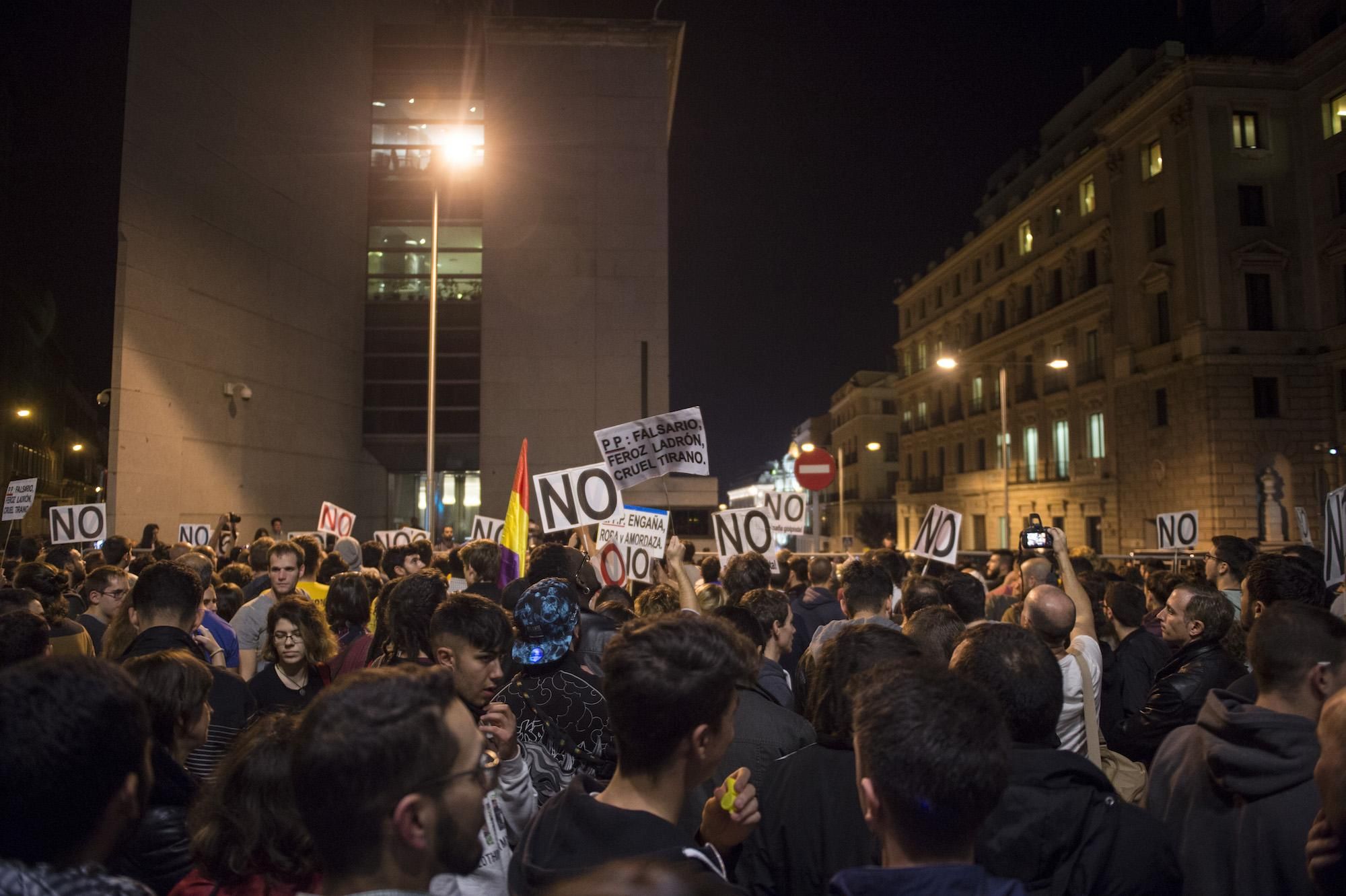 Manifestantes en los alrededores del Congreso de los Diputados, cerca de la calle de Cedaceros