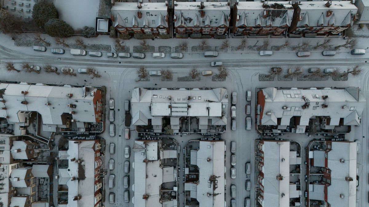 Fotografía tomada con un dron que muestra una zona nevada en Liverpool, Reino Unido, este domingo. EFE/ Adam Vaughan