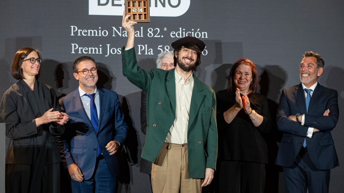 El escritor David Uclés muestra el galardón tras ganar el 82º Premio Nadal con 'La ciudad de las luces muertas'.