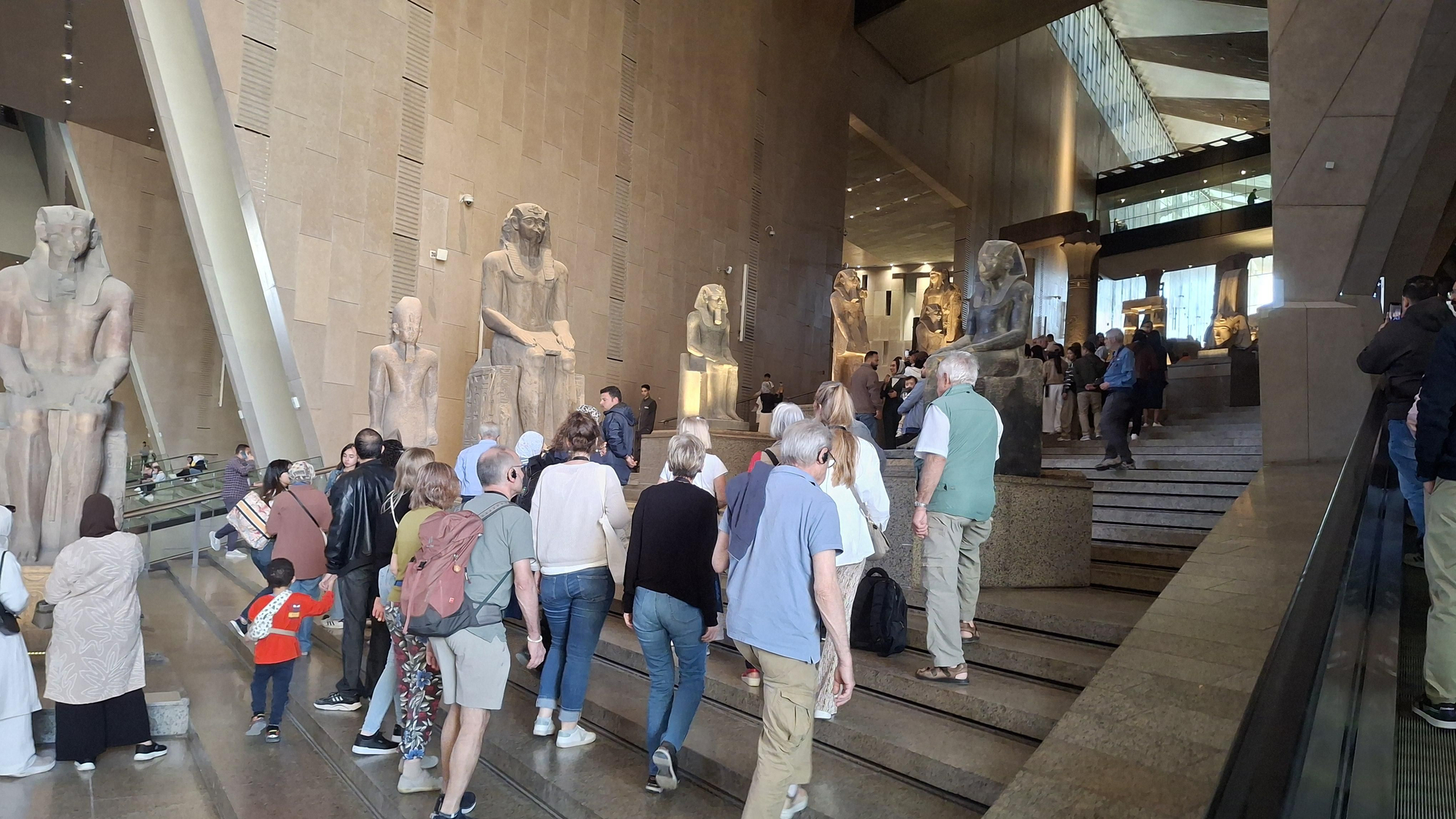 Colección de esculturas en la escalinata de acceso a las galerías, iluminada por las paredes de cristal de la parte superior, mirador de las pirámides.