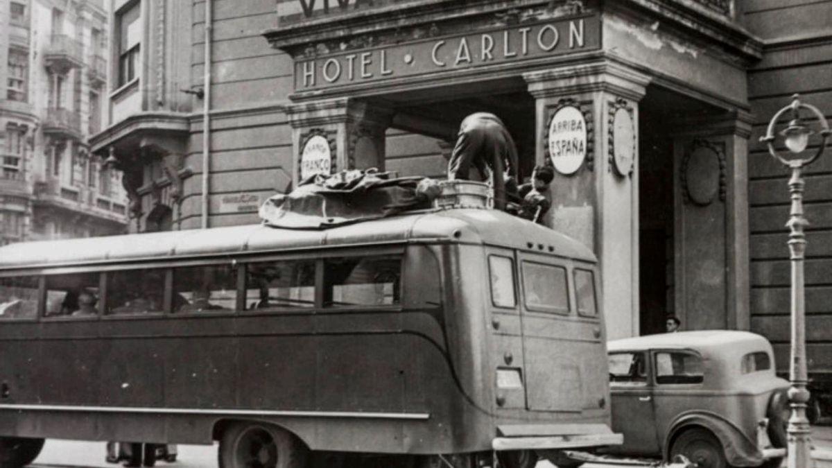 Hotel Carlton, antigua sede de la Presidencia vasca y redecorado con lemas franquistas