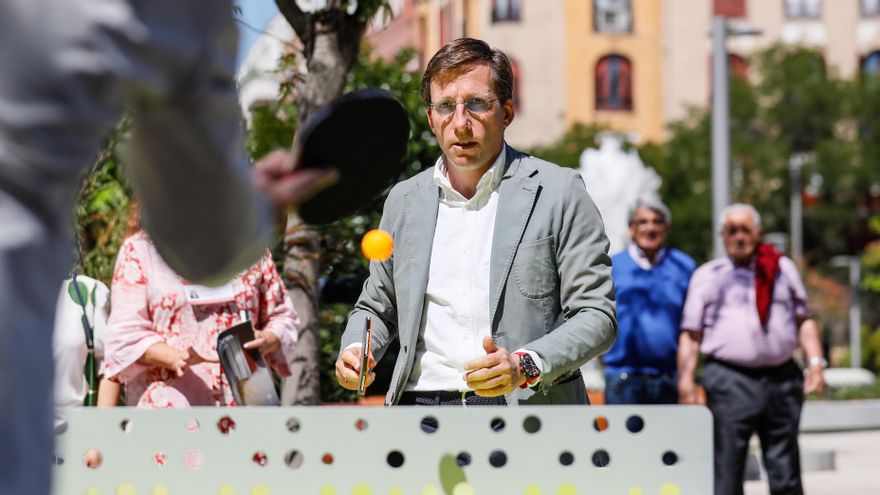 Almeida no se arrepiente de prologar los libros copiados sobre los distritos y pide a Sánchez que le diga "si están plagiados"