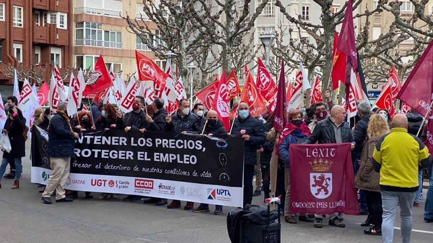 UGT CCOO manifestación asociaciones plataformas León Contener precios empleo protesta  2