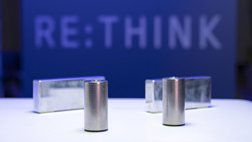 La mayor peculiaridad de las nuevas baterías es que son redondeadas como las típicas pilas de un transistor, y no rectangulares.