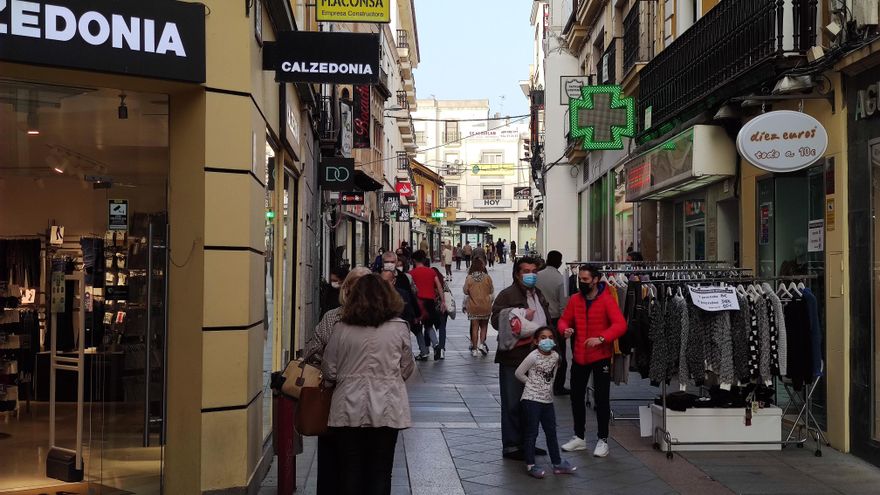 Varias personas con mascarilla en la calle Santa Eulalia de Mérida