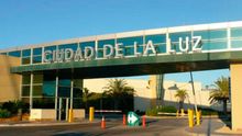 Entrada a la Ciudad de la Luz, en Alicante.