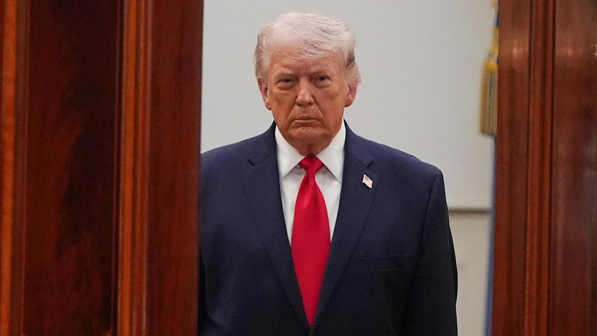 El presidente de EEUU, Donald Trump, llega para pronunciar un discurso en el Salón Transversal de la Casa Blanca el 1 de abril de 2026 en Washington, DC.
