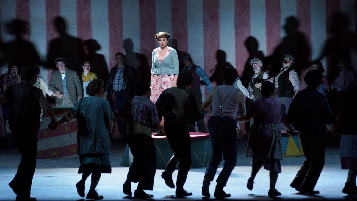 Vender a la novia y que salga bien: el Teatro Real entusiasma con una ópera de Smetana