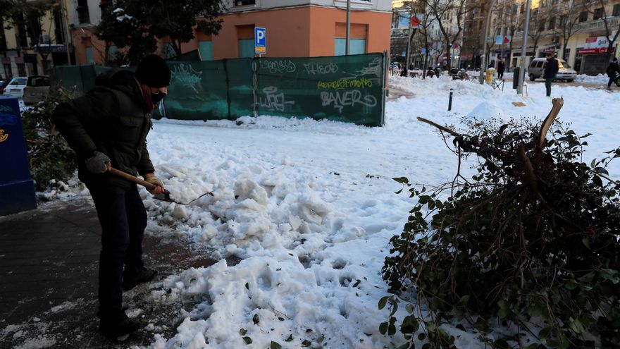 Un hombre retira nieve en una calle de Madrid este lunes tras el paso de la borrasca Filomena. EFE/Fernando Alvarado