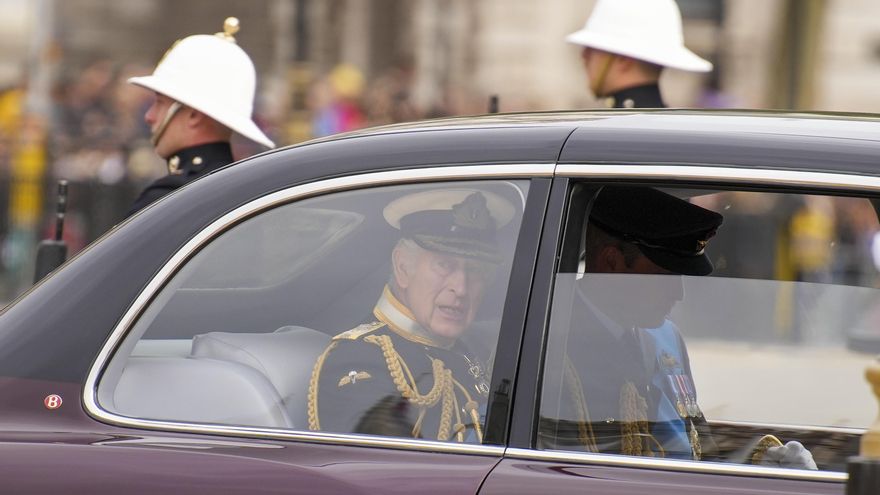 El rey Carlos III llega a la Abadía de Westminster.