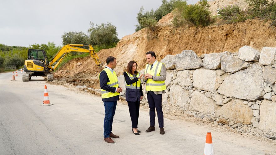 La consejera de Fomento, Articulación del Territorio y Vivienda, Rocío Díaz, en una visita técnica en las obras de emergencia de la carretera A-333 en Priego de Córdoba, una de las actuaciones denunciadas ante la JEC.