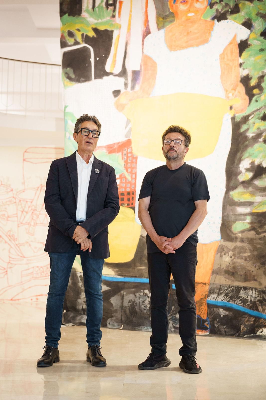 El presidente del Círculo de Bellas Artes de Tenerife, Pepe Valladares (izquierda), junto al curador Octavio Zaya, frente una obra de Idaira del Castillo.