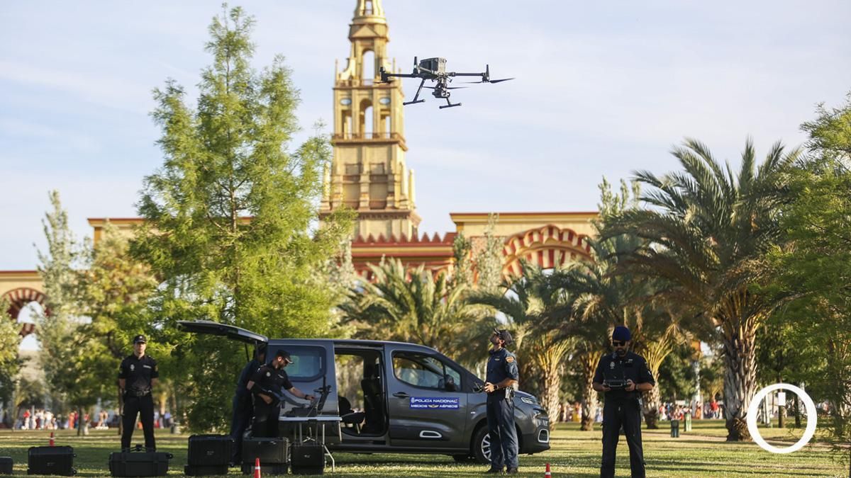 Dispositivo de vigilancia aérea de la Policía Nacional en feria