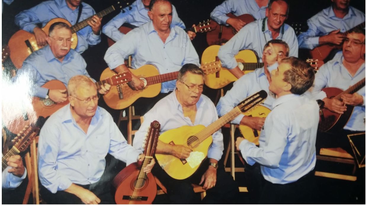 Juan García dirigiendo la rondalla 'Renacer'