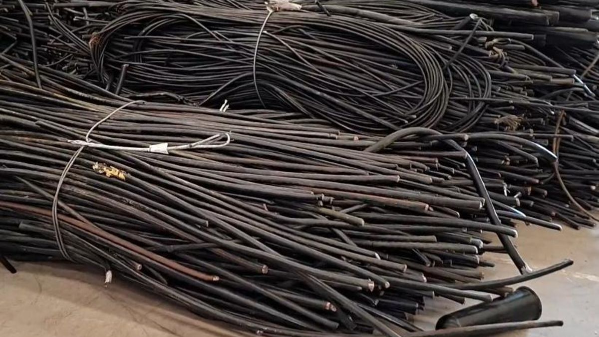 La Guardia Civil de Asturias ha logrado esclarecer el modus operandi de los trabajadores dedicados a la sustracción de cable de cobre de telefonía. En la imagen, parte del material intervenido.