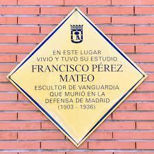 Placa en el edificio donde estuvo la casa y el estudio de Francisco Pérez Mateo