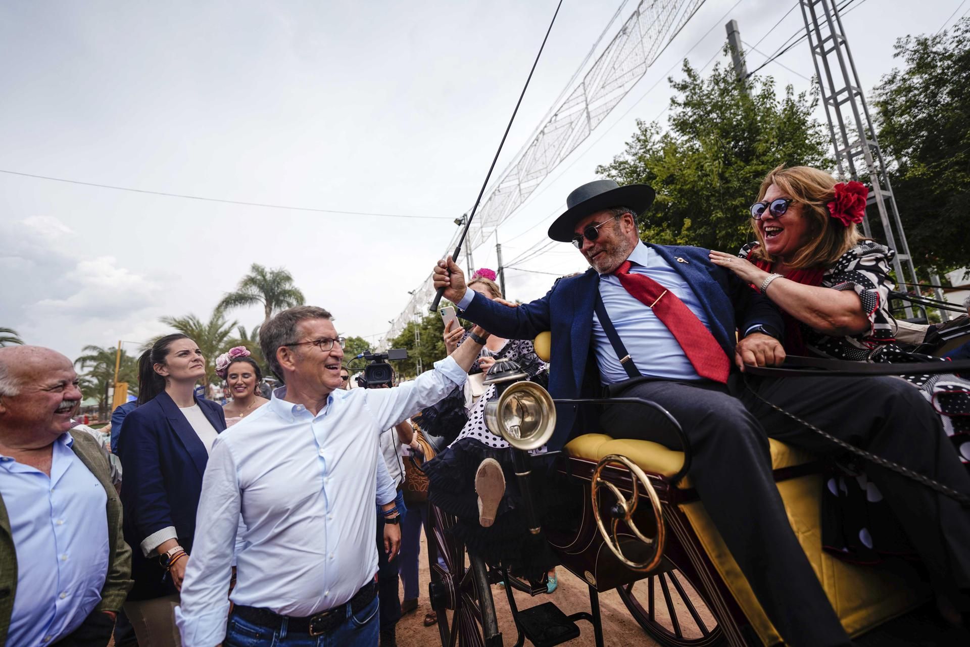 El líder del PP, Alberto Núñez Feijóo, y el presidente del Parlamento andaluz, Jesús Aguirre, durante su visita a la Feria de Córdoba, este sábado.