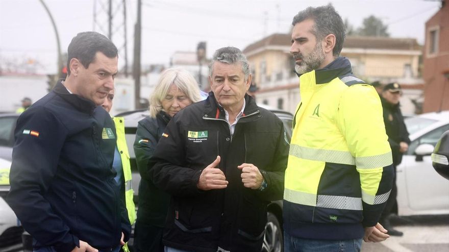 Juanma Moreno, acompañado por los consejeros de Sanidad, Presidencia y Emergencias, Antonio Sanz, y de Agricultura, Pesca, Agua y Desarrollo, Rural, Ramón Fernández-Pacheco, visita zonas inundadas por la borrasca Leonardo en Jerez de la Frontera.