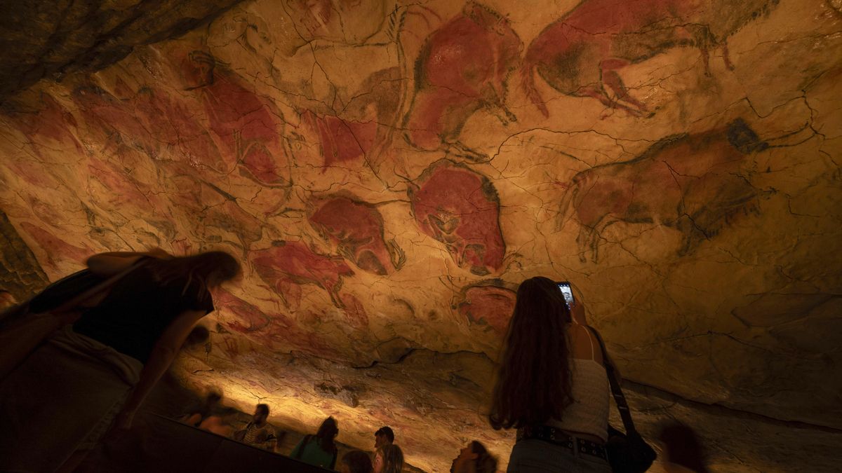 Varios visitantes admiran la neocueva del Museo Nacional y Centro de Investigación de Altamira en la localidad cántabra de Santillana del Mar.