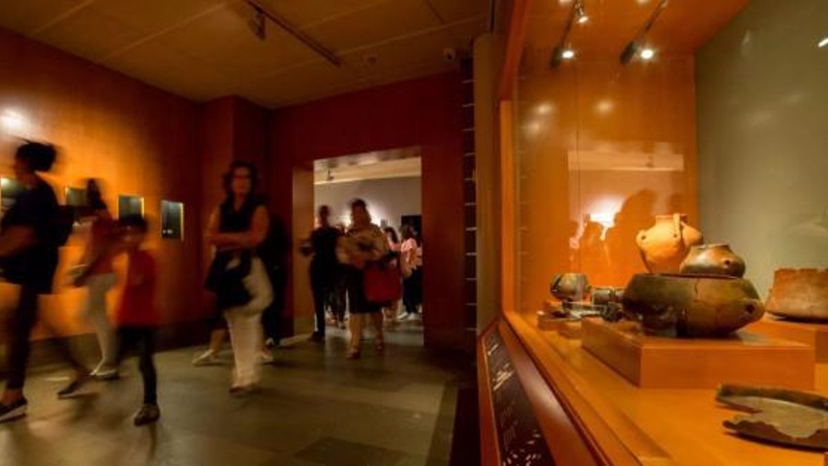 Visitantes en el Museo y Parque Arqueológico Cueva Pintada.