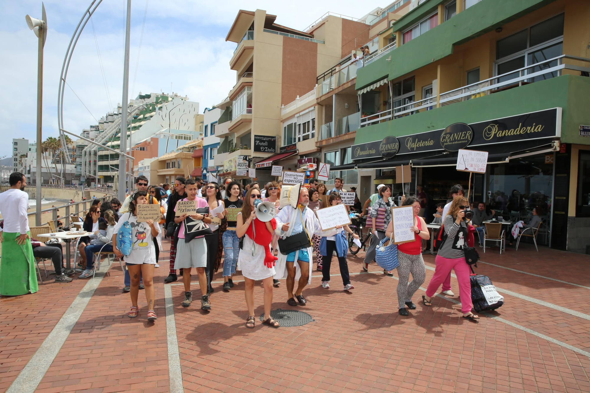 Marcha en Las Canteras para protestar por la turistificación