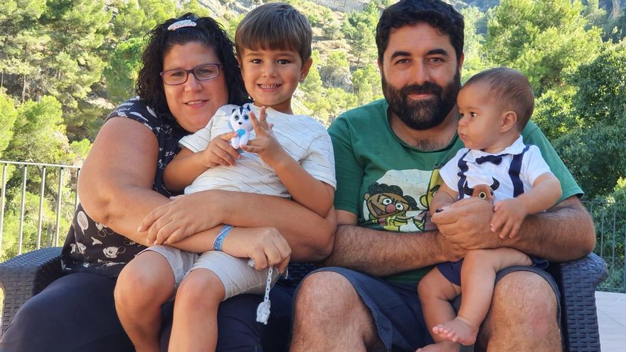 Toni y Patricia con sus hijos en Agres.