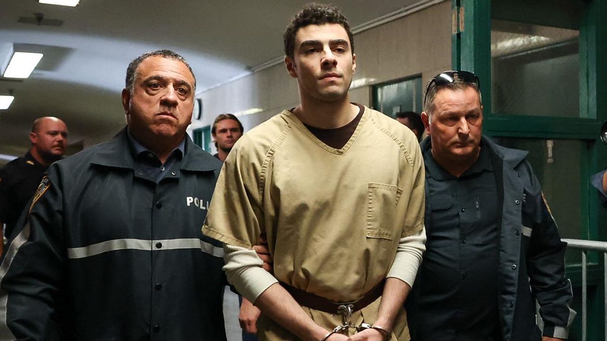 Luigi Mangione, acusado del asesinato del director ejecutivo de United Healthcare, Brian Thompson, es escoltado por la policía a su llegada al tribunal en la ciudad de Nueva York el 16 de septiembre de 2025.