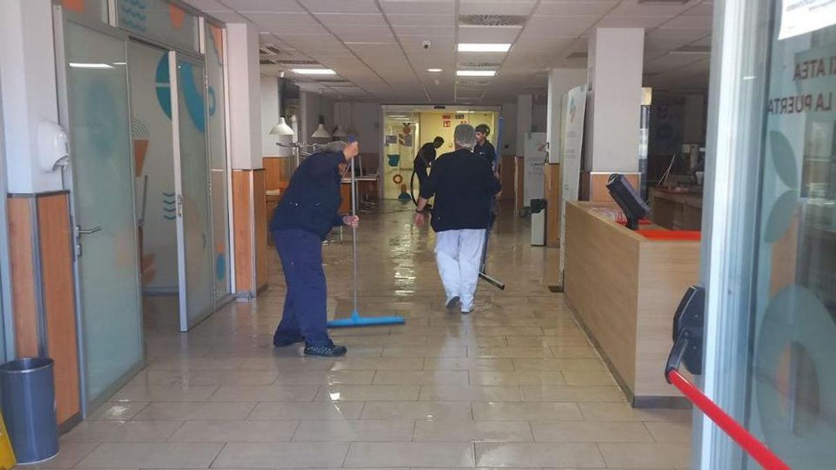 La rotura de una tubería provoca una inundación en la cafetería del hospital de Txagorritxu de Vitoria